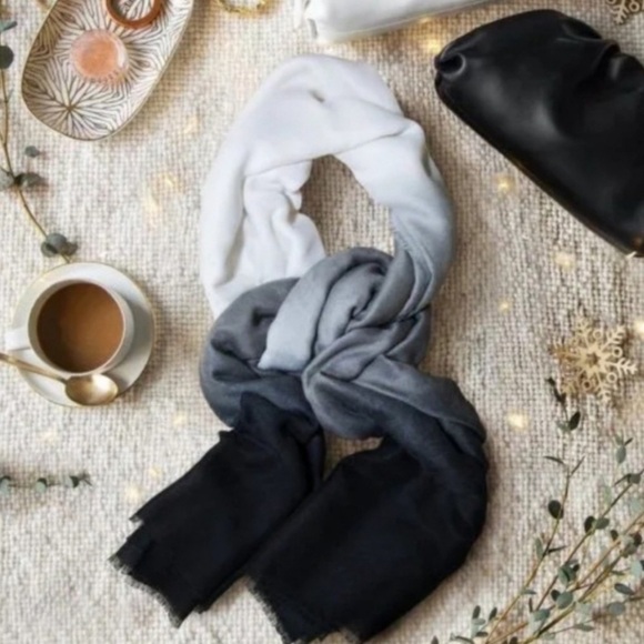 CUSHNIE One Size Grey Horizon Ombre Scarf Retails $150 - Picture 2 of 4